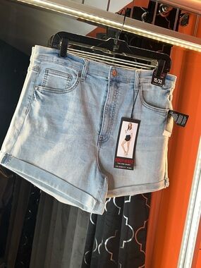 🌟 LUXE BOUTIQUE 👑 BRAND NEW XL 🏷️ High-Rise Triple Gold Button Shorts